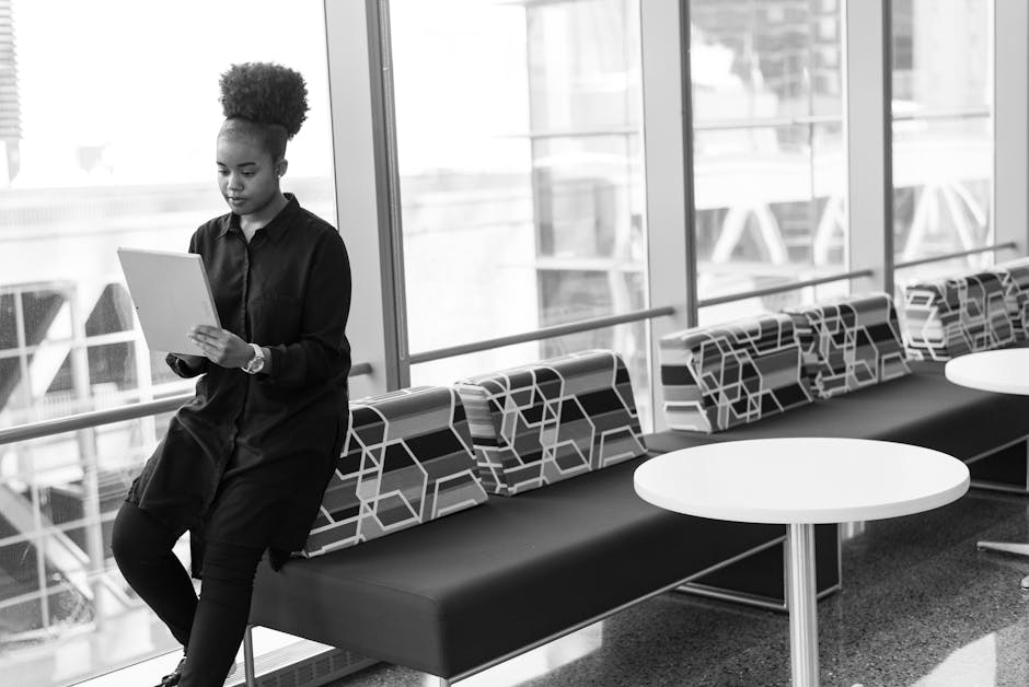 Gri Defter Cam Pencere Yanında Kanepede Tutan Kadın Gri Tonlamalı Fotoğraf