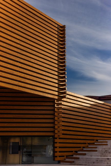 Eskişehir, Türkiye'de geometrik desenler ve minimalizmi yansıtan modern bir ahşap mimari cephenin görüntüsü.