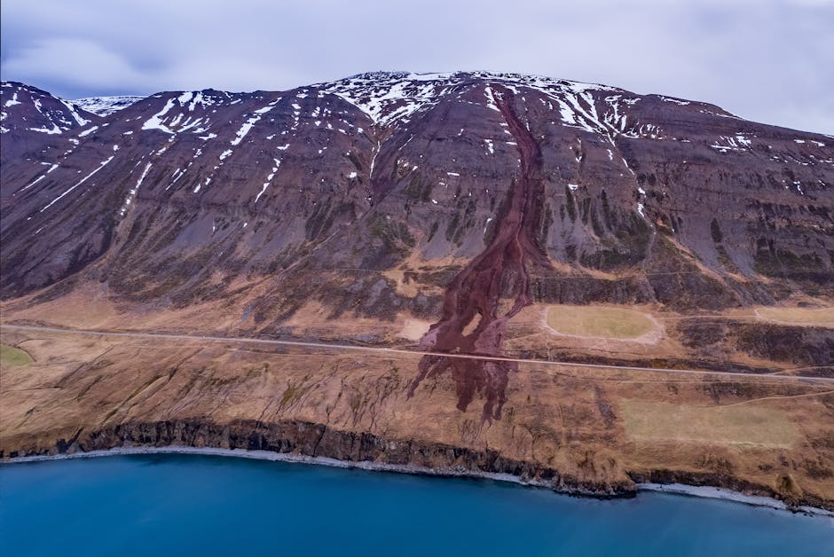 İzlanda'daki heyelanın nefes kesen görüntüsü, doğanın ham gücünü ortaya koyuyor.