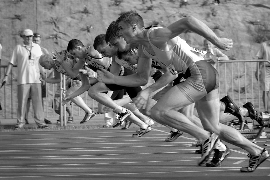 Gri Tonlamalı Fotoğrafta Atletizm Ovalinde Koşan Sporcular