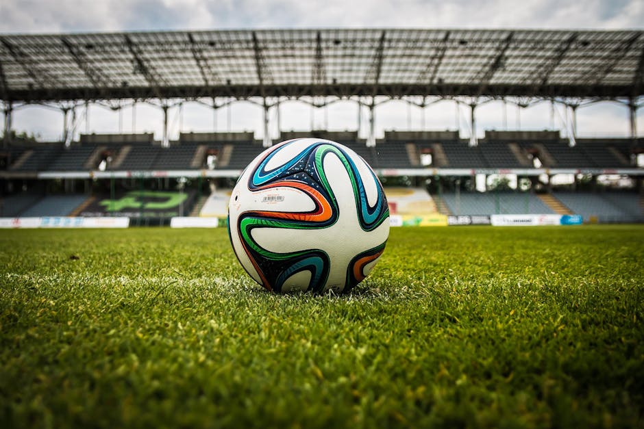 Yeşil Sahada çok Renkli Futbol Topu