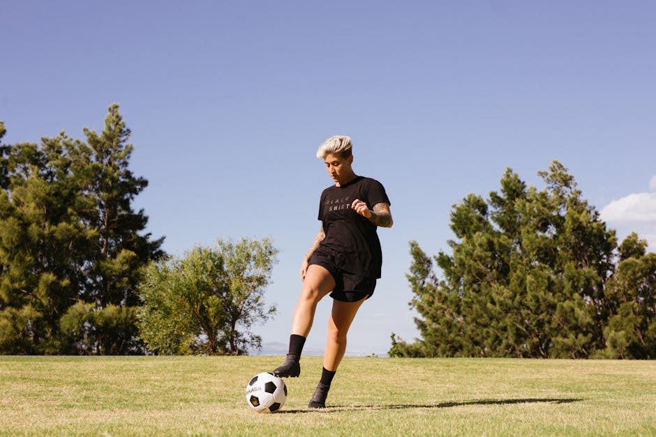 Siyah Gömlek Ve Futbol Oynarken şort Giyen Kişi
