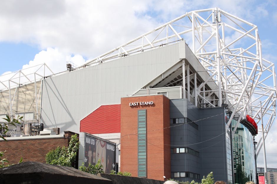 Güneşli bir günde Old Trafford Stadyumu'nun Doğu Tribünü'nün dış görünümü.
