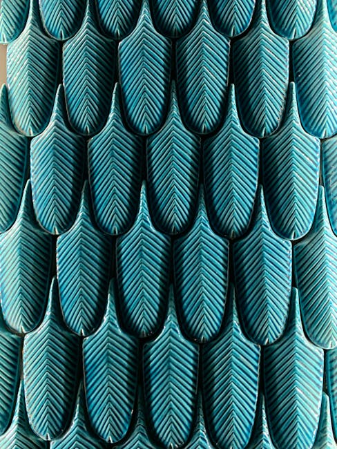 Dokulu, soyut bir desen oluşturan mavi yaprak şeklindeki karoların yakın çekim görüntüsü.