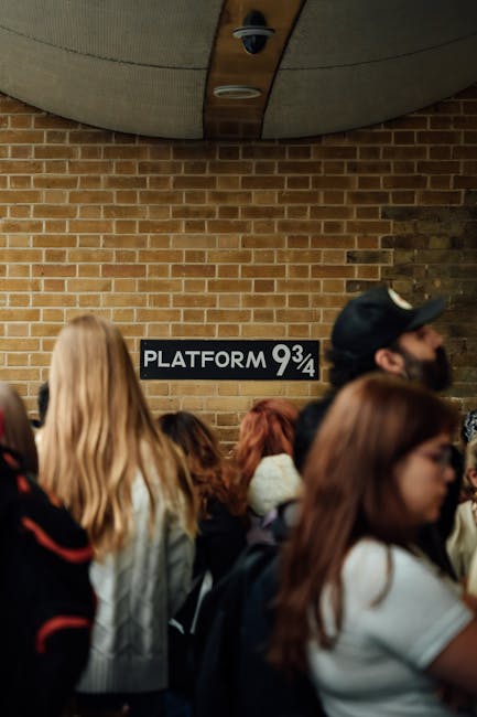 Ziyaretçiler Londra'daki King's Cross'ta bulunan ve Harry Potter'ın popüler bir mekanı olan Platform 9¾'te toplanıyor.