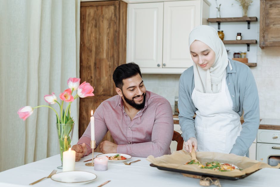 aile, akşam yemeği, apron içeren Ücretsiz stok fotoğraf