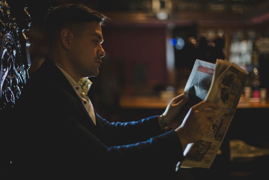 Şık bir adam, Buenos Aires'teki rahat bir kafe ortamında gazete okuyarak sakin bir anın tadını çıkarıyor.