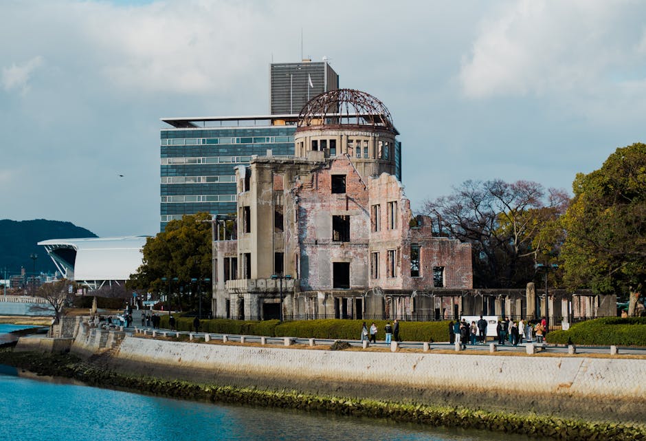 Gün ışığında, ziyaretçilerin etrafını sardığı tarihi Hiroşima Barış Anıtı.
