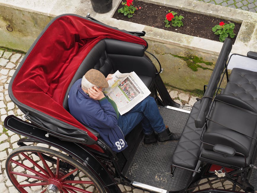 Portekiz'in Sintra kentinde klasik bir vagonda gazete okuyan bir adam.