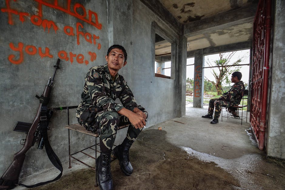 Gri Duvarda Siyah Ve Kahverengi Tüfek