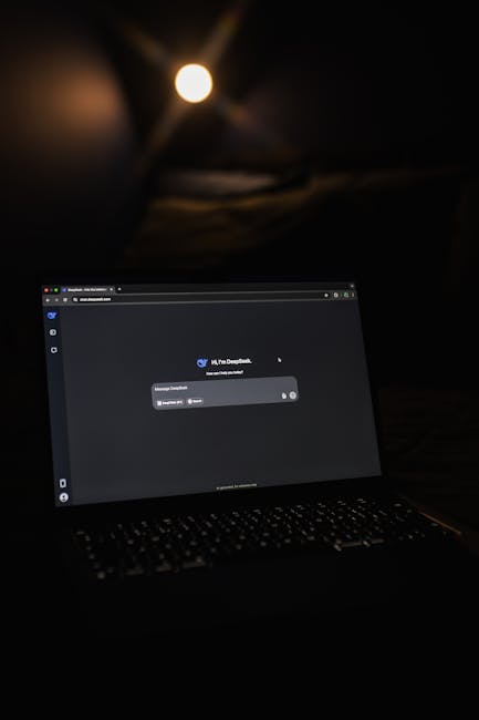 Yapay zeka sohbet uygulaması ekranının göründüğü, teknoloji odaklı bir ortam yaratan dizüstü bilgisayarın bulunduğu loş ışıklı oda.