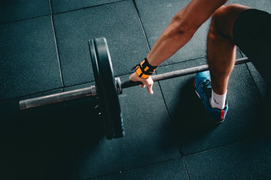 Siyah şort Ve Mavi Bağcıklı Düşük Top Spor Ayakkabı Siyah Halter Tutan Kişi