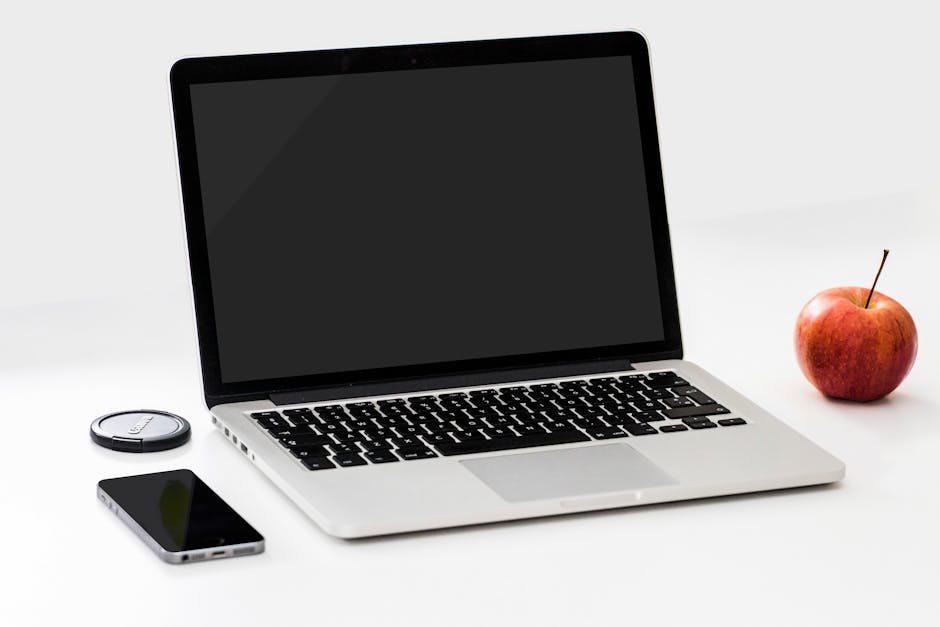 Iphone Ve Apple Fruit Yakınlarında Macbook Pro