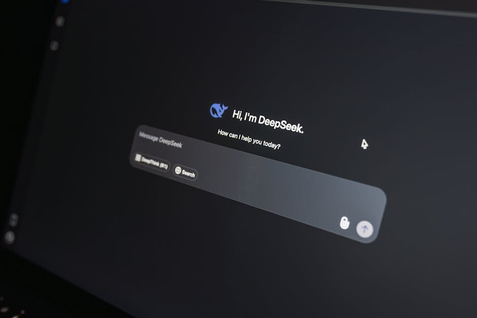 Düşük ışıkta bir dizüstü bilgisayar ekranında DeepSeek AI sohbet arayüzünün yakın çekimi.