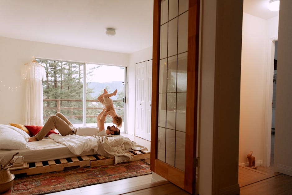 #kapalı, adam, ahşap yatak içeren Ücretsiz stok fotoğraf