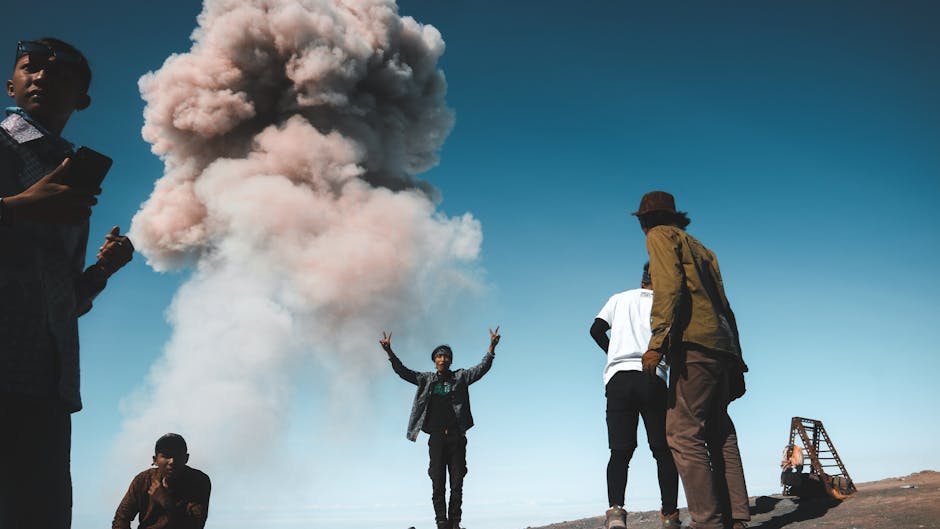 Duman Altında Duran Adam