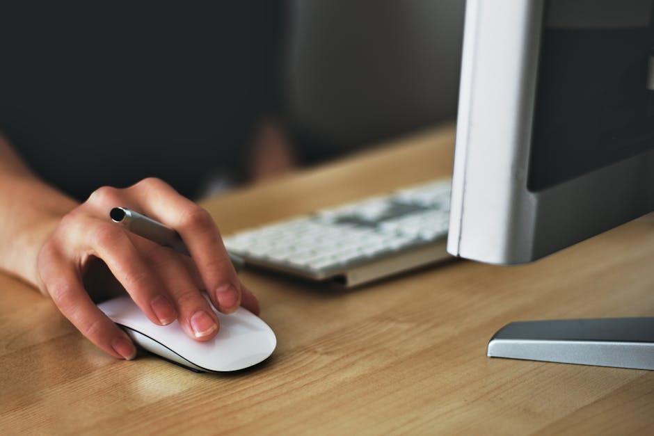 Apple Magic Mouse Tutan Kişi