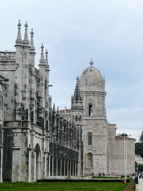 Portekiz'in Lizbon kentindeki ikonik Jerónimos Manastırı'nın karmaşık Gotik mimarisini keşfedin.