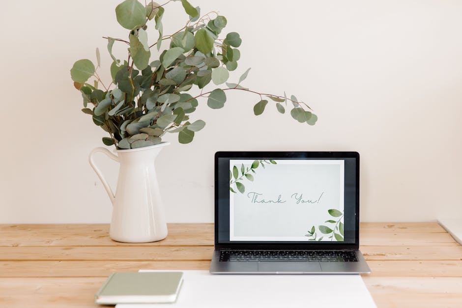 ahşap masa, aranjman, barışçıl içeren Ücretsiz stok fotoğraf