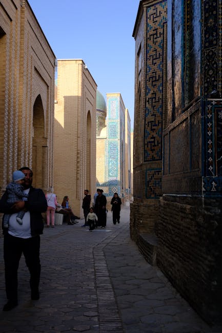 Turistler, göz kamaştırıcı ortaçağ mimarisi ve çini kaplı cepheleriyle antik Semerkant'ta gezintiye çıkıyor.