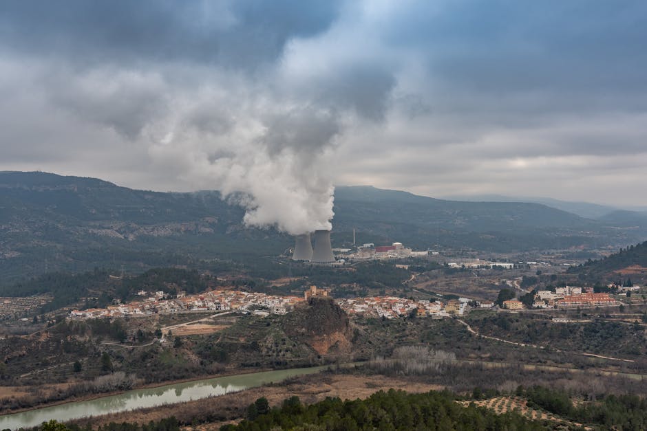 İspanya'nın Cofrentes şehrinin havadan görünümü, manzarayı ve enerji santralini vurguluyor.