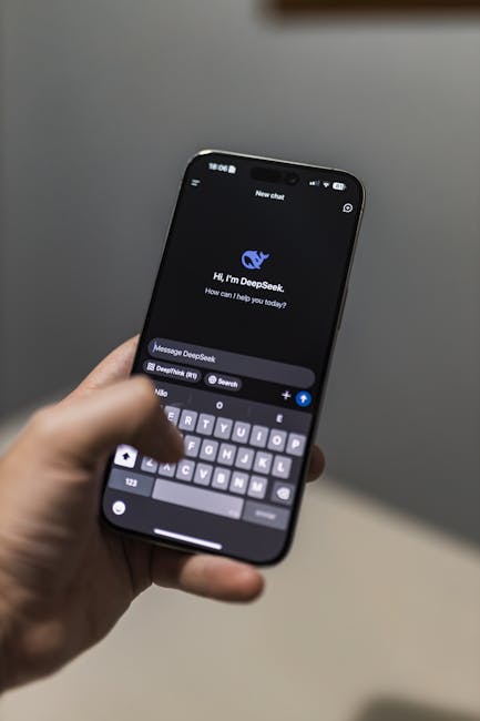 Modern teknolojiyi bünyesinde barındıran DeepSeek isimli yapay zeka sohbet arayüzünü gösteren akıllı telefonu tutan bir el.