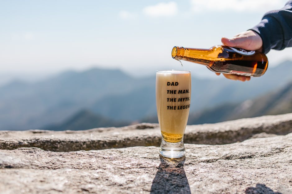 açık havada içki içmek, alıntı, alkol içeren Ücretsiz stok fotoğraf