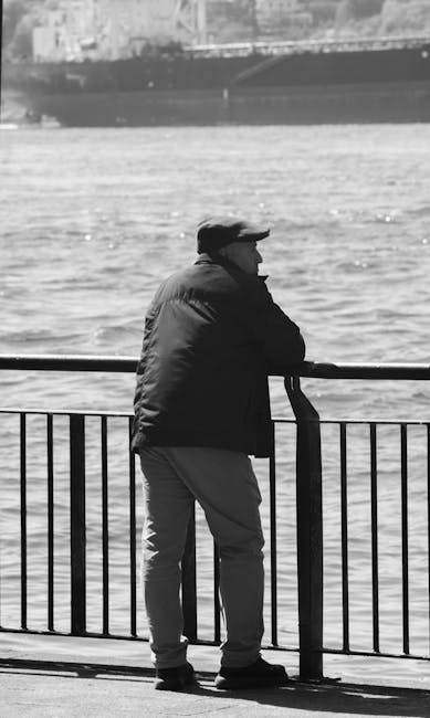 Ceketli Yaşlı Adam, Korkuluğun Yanında Duruyor Ve İstanbul, Türkiye'de Boğaz'a Bakıyor