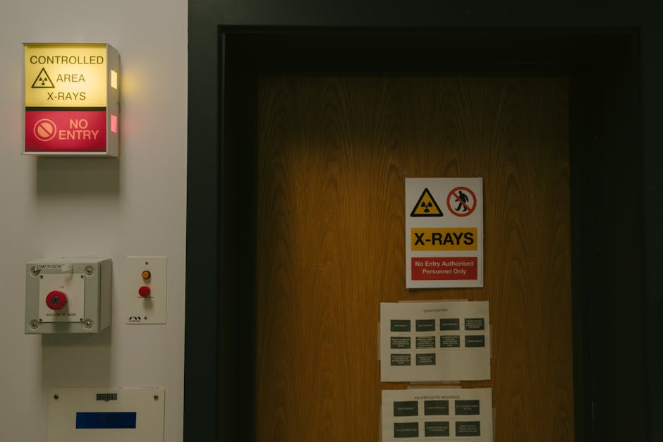 Uyarı İşaretli Ahşap Kapı Asıldı