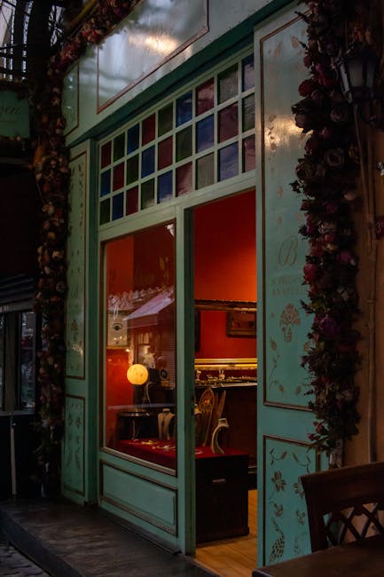 İstanbul'da kültürel zarafetin sergilendiği, sıcak ışıklandırılmış bir kafe girişi.