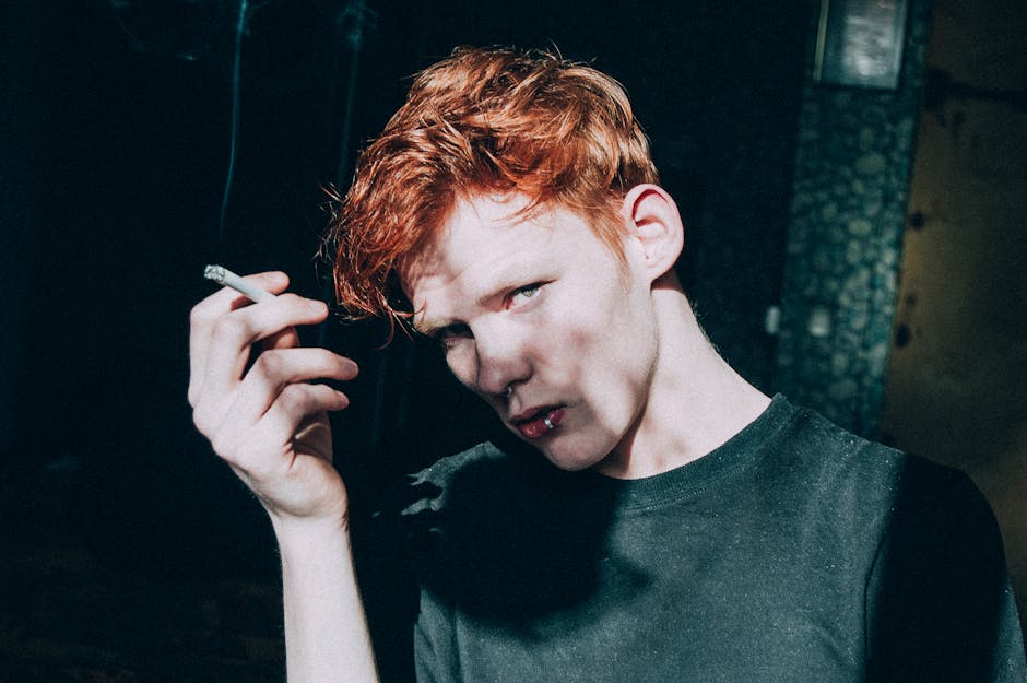 Mürettebat Yakalı T Shirt Giyen Adam