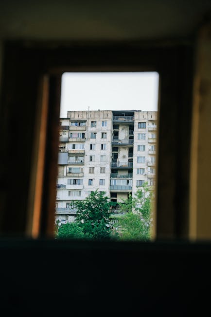 Gürcistan'ın Tiflis kentinde bir apartmanın penceresinden görülen yıkık dökük görünüm.