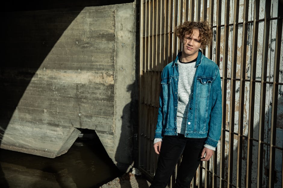 Gri Demir Kapının Yanında Duran Mavi Kot Ceketli Adam