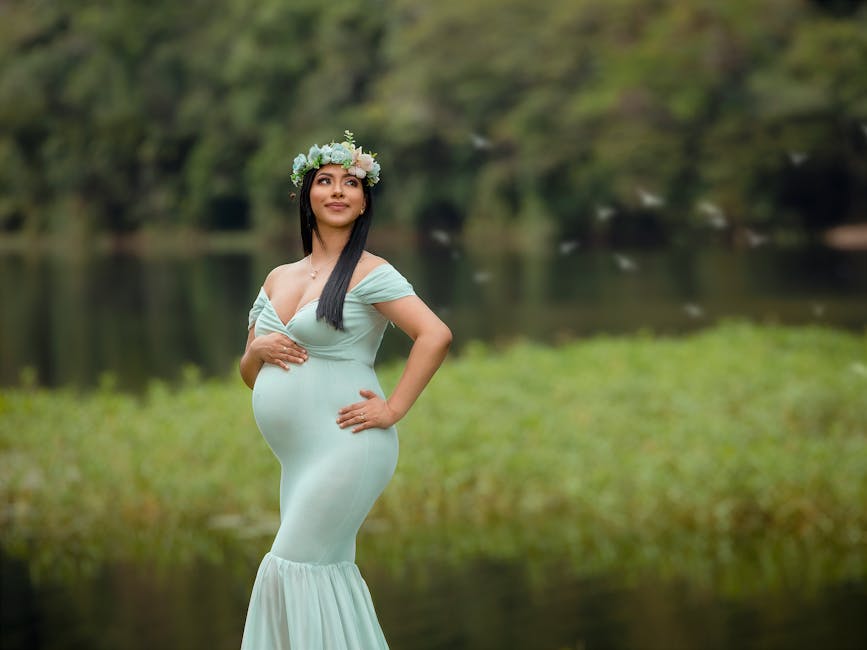 Çiçekli taç takmış, sakin bir açık hava ortamında hamile kadın.