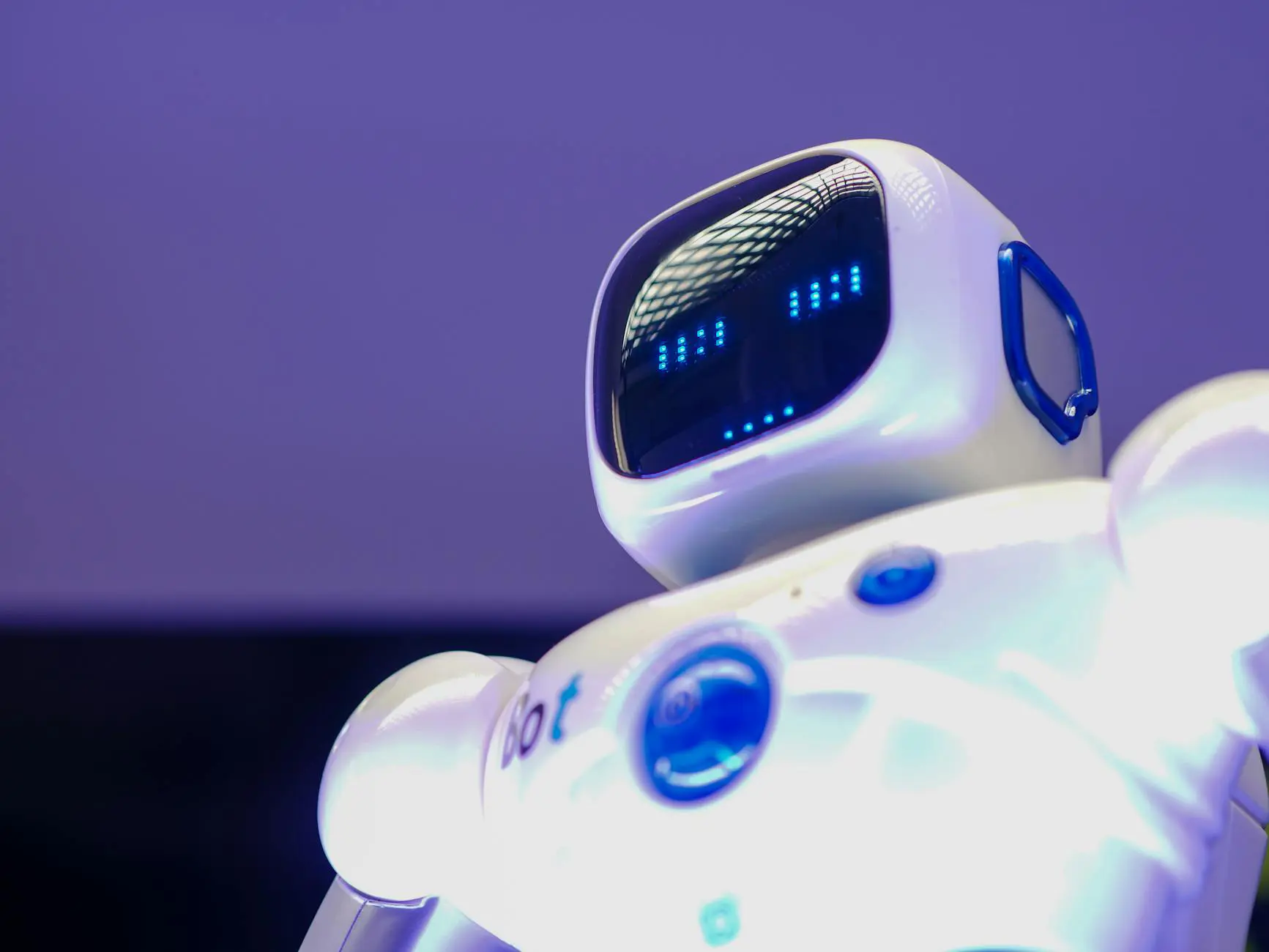 Yapay zeka teknolojisini temsil eden modern humanoid robot