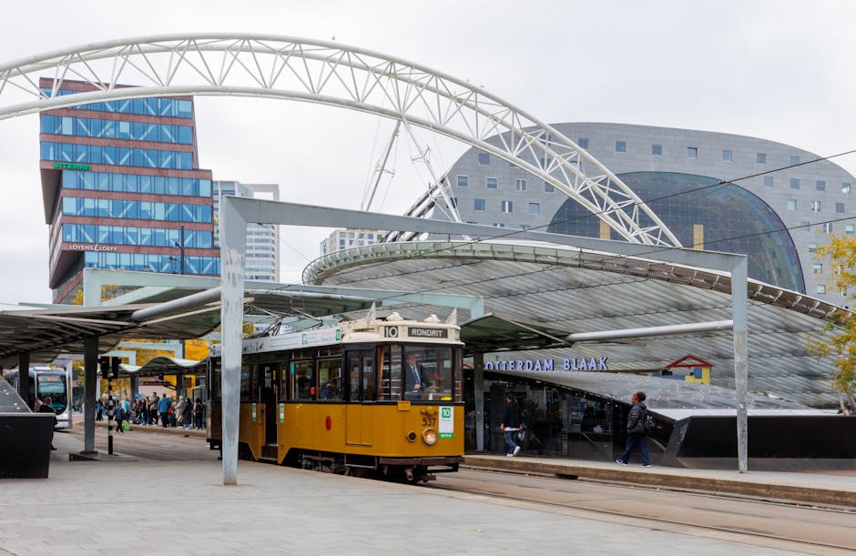 Rotterdam Blaak İstasyonu'ndaki tarihi tramvay, arka planda Markthal ve modern mimari.