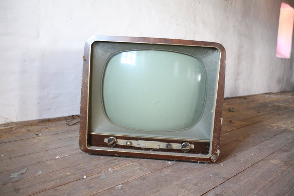 Parke Ahşap Zemin üzerinde Vintage Kahverengi Crt Tv