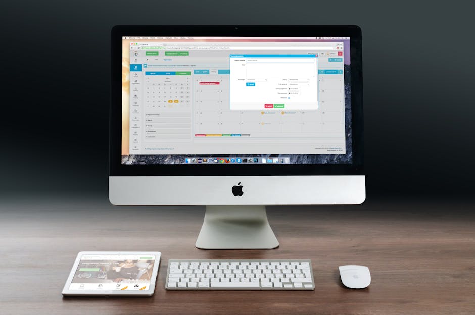Gümüş Imac, Apple Magic Klavye Ve Ahşap Masada Magic Mouse