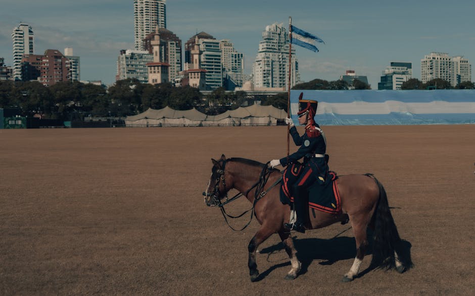 Geleneksel üniformalı bir atlı muhafız, Buenos Aires'te şehir manzarası eşliğinde geçit töreni yapıyor.