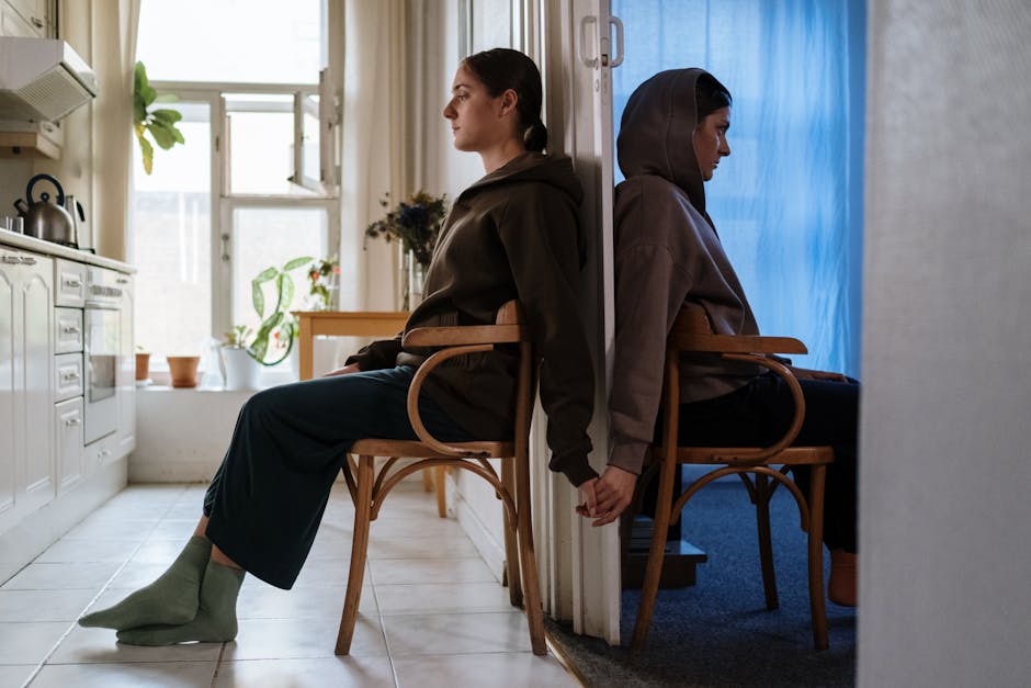 #kapalı, ağız dalaşı, ahşap iskemle içeren Ücretsiz stok fotoğraf