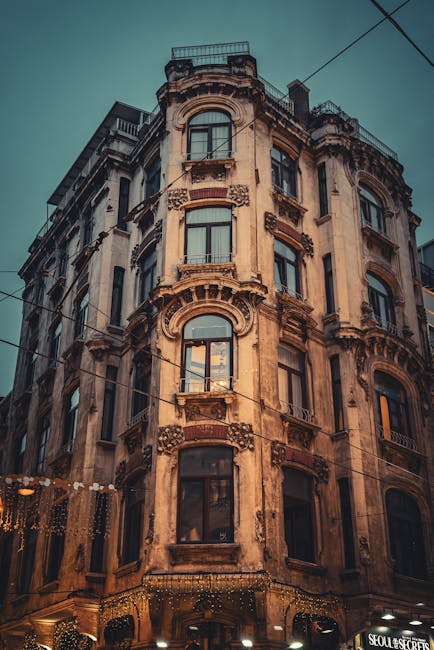 İstanbul'da bulunan klasik bir vintage mimari örneği, geceleyin sıcak ışıklandırmayla görüntülendi.