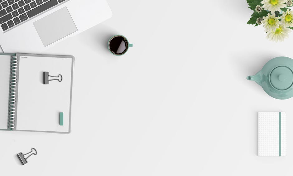 Beyaz Spiral Defter Ve Yeşil Kupa Yanında Macbook Pro'nun Düz Lay Fotoğrafçılığı