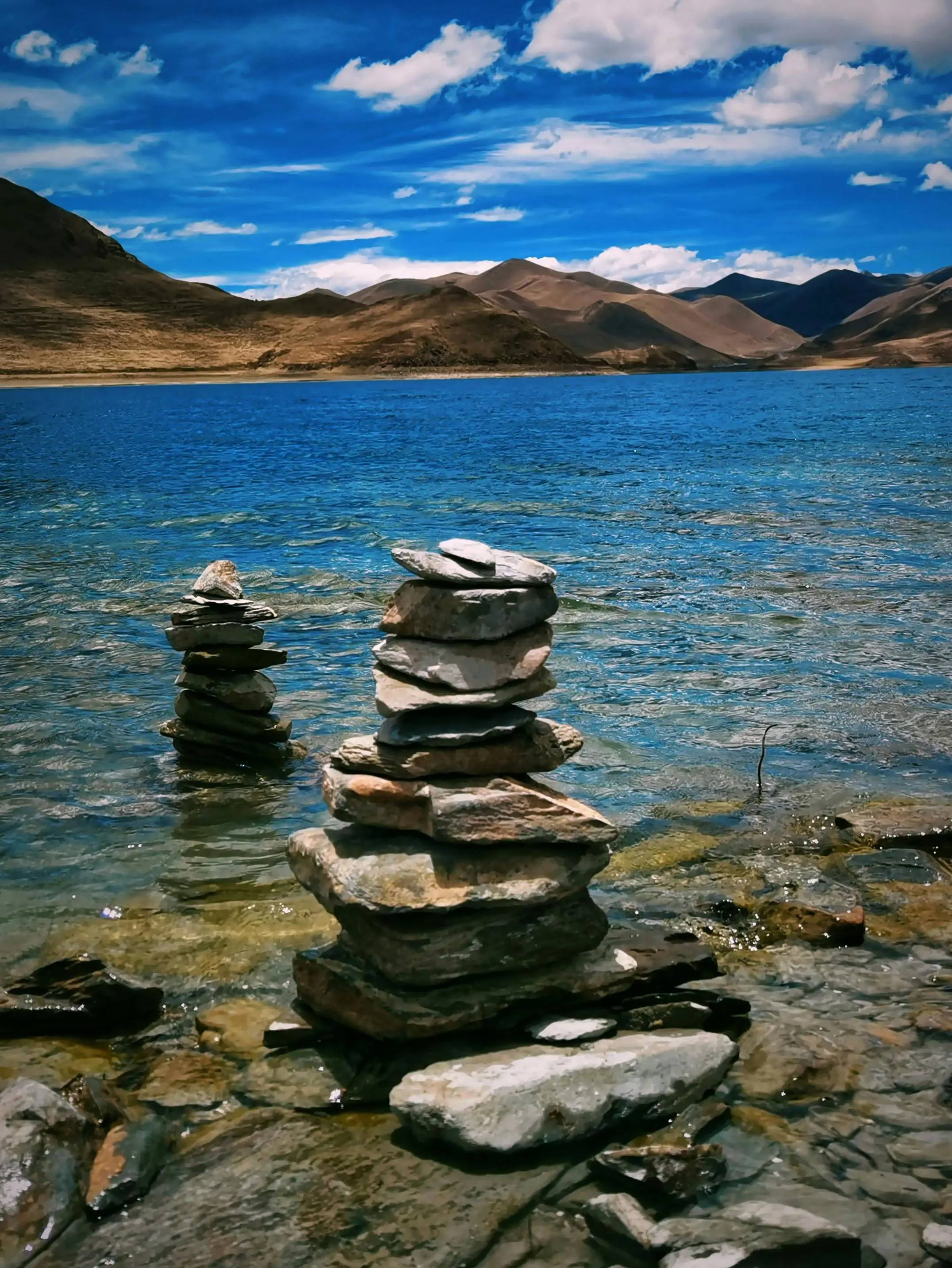 AI Bias ve adalet kavramını temsil eden denge taşları