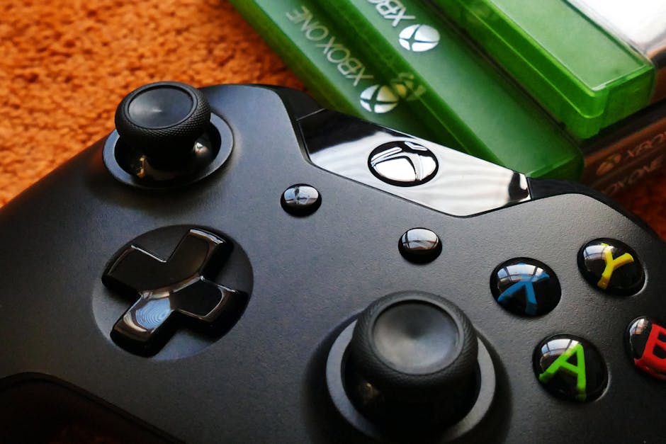 üç Xbox One Kasasının Yanında Xbox One Oyun Kumandası
