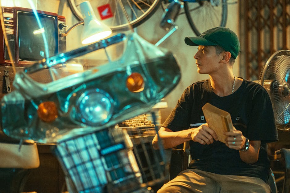 Vintage öğelerle dolu bir atölyede oturan ve samimi bir ortam yaratan bir adam.