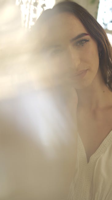 Beyaz V Yaka Gömlekli Kadın