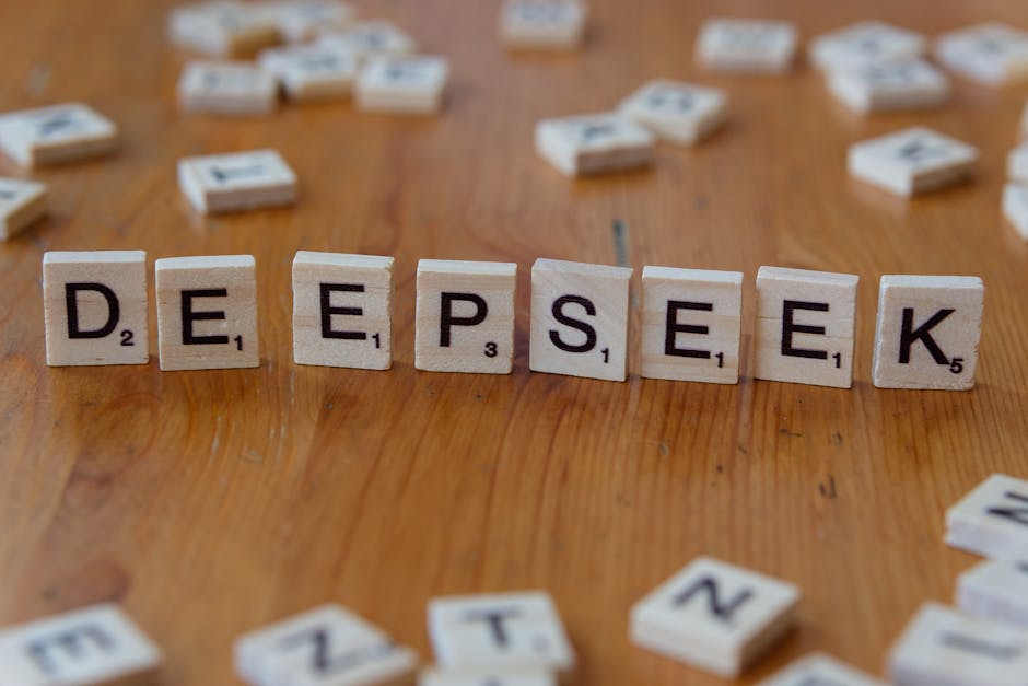 Ahşap bir yüzeyde 'DeepSeek' yazan Scrabble taşları. Yapay zeka ve teknoloji temaları için mükemmel.