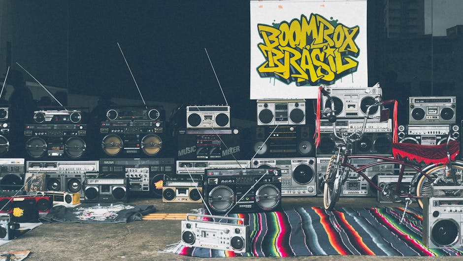 Yığılmış Gri Ve Siyah Boombox Lot