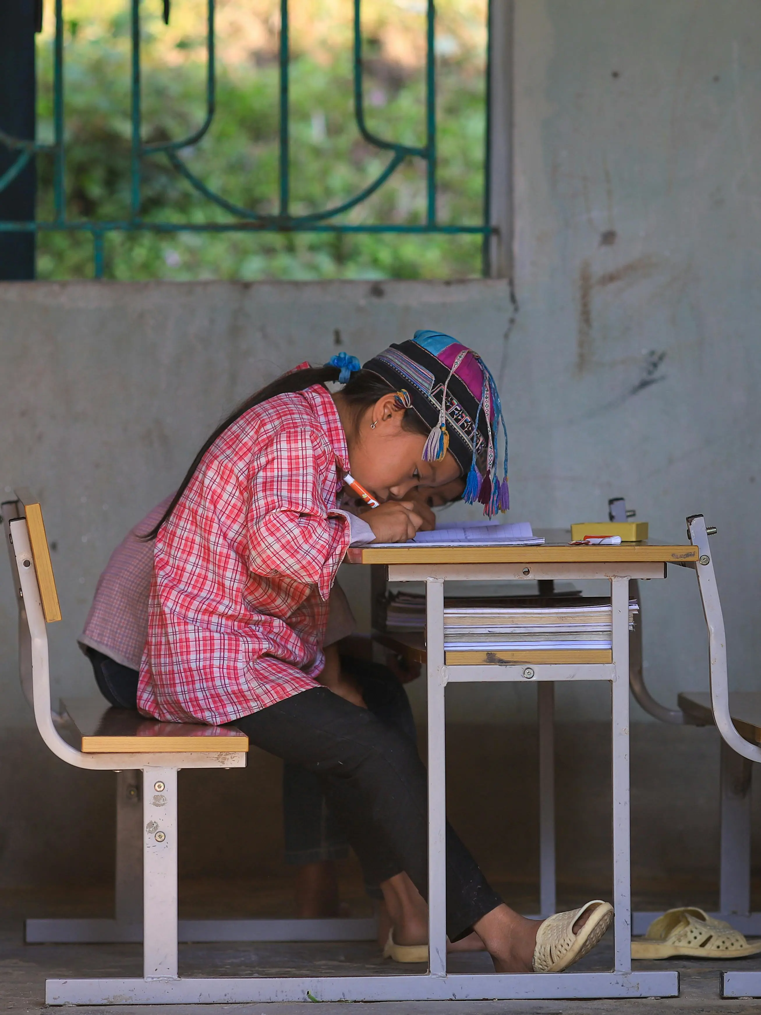 AI in education and personalized learning platforms - students using technology in classroom