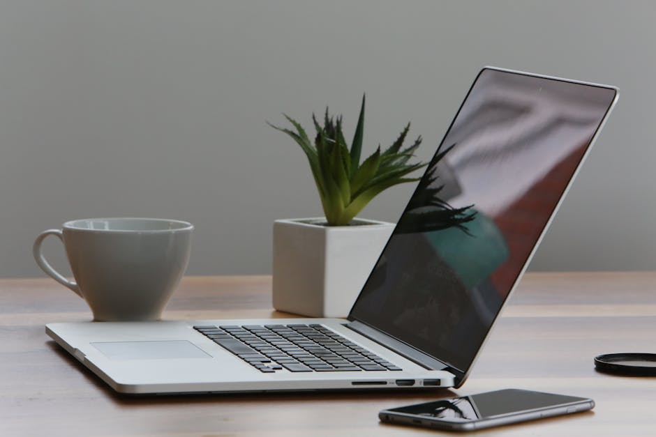 Gümüş Laptop Ve Masada Beyaz Bardak